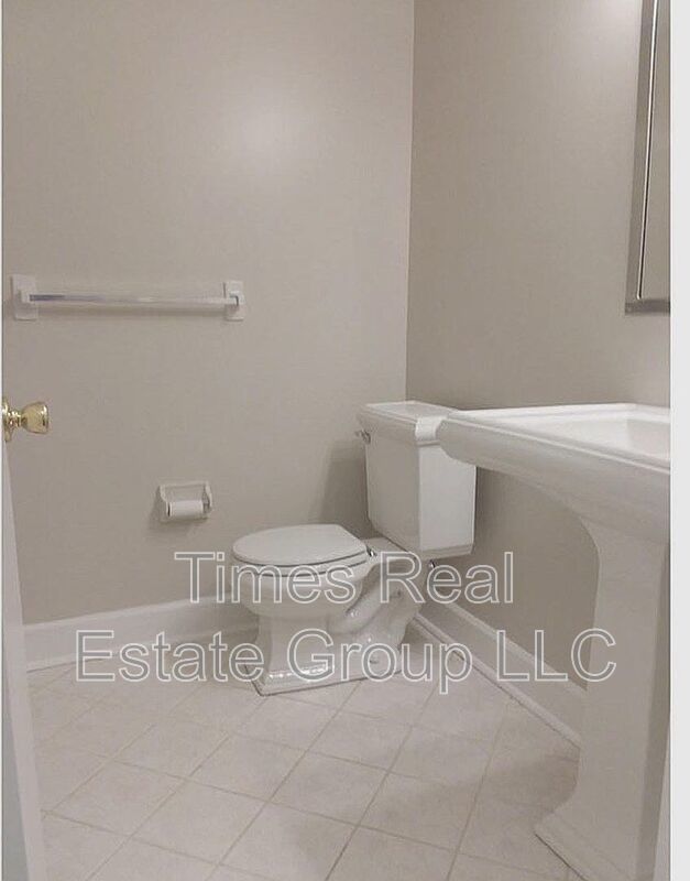 A 2 Bed & 2 Bath Unit + a Den/Home Office in 400 Drummers Lane is for rent! property image